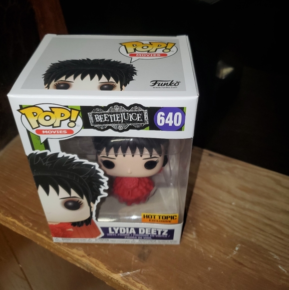 Pop! Movies Beetlejuice Lydia Deetz Red Gown 640 - Picture 3 of 4